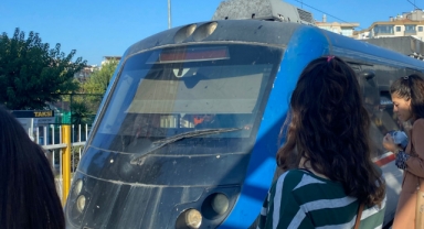 İzban hattında yaşanan arıza duraklarda yoğunluğa neden oldu