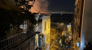  İzmir'de korkutan yangın.... 3 katlı binanın 2 katı kül oldu!