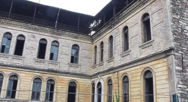 İzmir’in tarihi çürüyor… Emniyet Oteli yenilenmeyi bekliyor