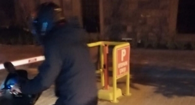 Kamu malına zarar veren şahıs belediyeyi eleştirdi!