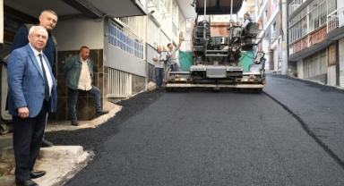 Karabağlar'da asfaltlama çalışmalarına devam