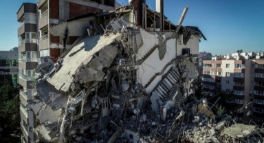 Koskoca bina bundan yıkılmaz dediler... Kolonun içinden tavuk kümesi çıktı!