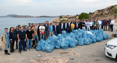 Vestel Kıvılcımları Foça’da çevre temizliği yaptı