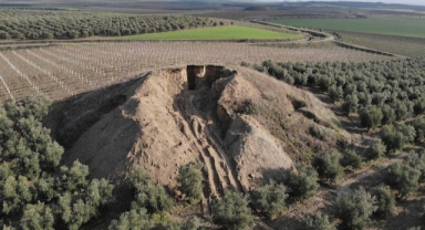 Defineciler Manisa'daki 2.700 Yıllık Tümülüsleri kazdı