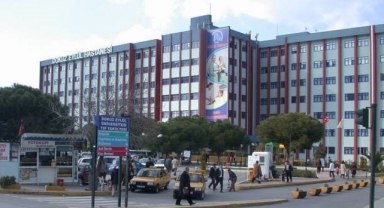 Hasta yakını ile görevli arasında kavga: Görevliyi ısırdı