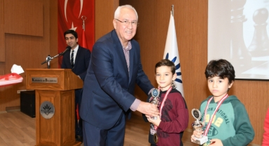 Ödüllerini Başkan Selvitopu verdi