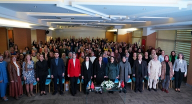 AK Parti İzmir’de ‘Siyaset Akademisi Kadın’ programı 