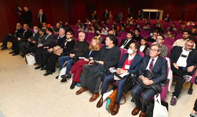 Akdeniz ve İzmir sempozyumu başladı