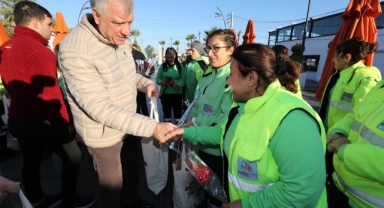 Başkan Engin’den kadın temizlik ekibine teşekkür