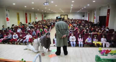 Bayraklılı çocuklar tiyatro festivalinde doyasıya eğlendi