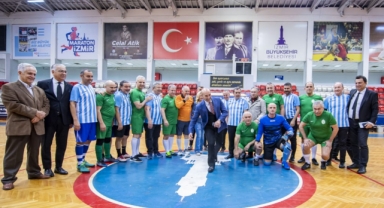 Dostluk maçında ilk vuruş Başkan Soyer'den 