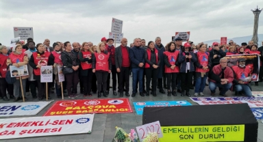 İzmir'de emekliler kefen giyip taş kaynattı