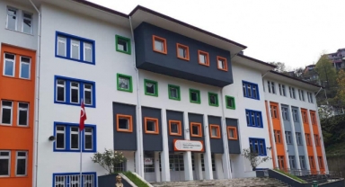 Liseli öğrenciler arkadaşını tekme tokat dövdü