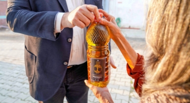 Seferihisar'dan dar gelirli vatandaşa zeytinyağı
