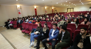 Bayraklı’da üniversiteli ‘akranlar’ buluştu