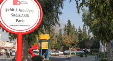Bayraklı’nın parklarında tabelalar yenilendi