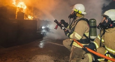 Bornova'da sıcak gece... Geri dönüşüm deposunda yangın