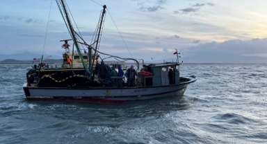 Ege Denizi'nde operasyon...Kaçak balıkçılara polis engeli