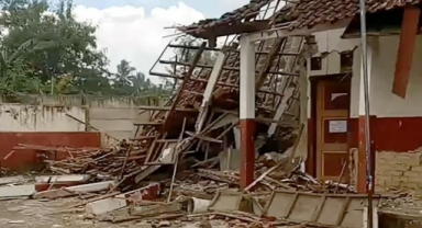 Endonezya'da 6,2 büyüklüğünde deprem 