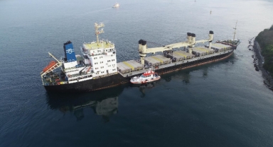 İstanbul'da yük gemisi karaya oturdu... Boğaz ulaşıma kapandı