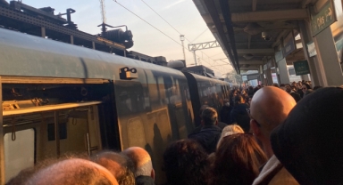 İZBAN'a tepki… Vatandaşlardan 'inmeyin' eylemi