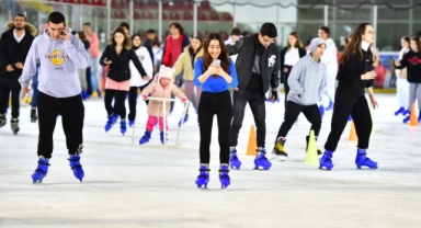 İzmir'de karneyi alan buz pistine koştu