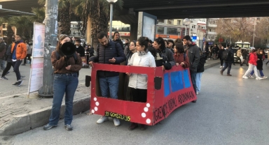 İzmir'de öğrencilerden ulaşım zammına protesto: Ulaşıma ulaşamayanlarız