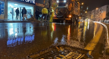 İZSU'dan gece mesaisi!