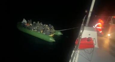 Yunan unsurları itti, Sahil Güvenlik kurtardı: İzmir açıklarında 40 göçmen...