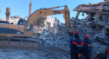 Afet bölgesinde çalışmalar tüm hızıyla devam ediyor...Büyükşehir'in ekipleri Hatay’da umudu büyütüyor