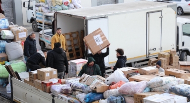 AK Parti İzmir tek yürek:‘’40 TIR’ı yola çıkardık, yardımlar artarak devam edecek’’