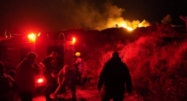 Alevler geceyi aydınlattı... Çeşme’de korkutan yangın