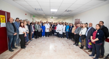 Başkan Soyer Eşrefpaşa Hastanesi çalışanlarına teşekkür etti: “Bu enkazdan bambaşka bir Türkiye doğacak”