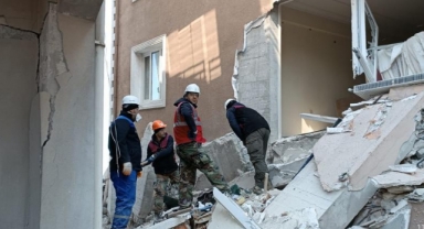 Bayraklı zabıtası enkazların başında