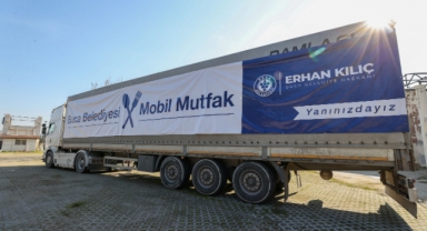 Buca Belediyesi’nden depremzedelere sıcak yemek 