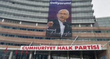 CHP Genel Merkez'e 'Ben Kemal, geliyorum!' pankartı
