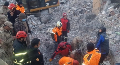 Çiğli'nin ÇAK'ı deprem bölgesindeki arama kurtarma çalışmalarını sürdürüyor