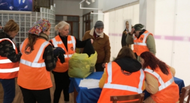 Foça depremzedelere yardım için kenetlendi