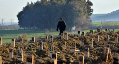 Hatay’da deprem mezarlığı… İsim yerine numara!