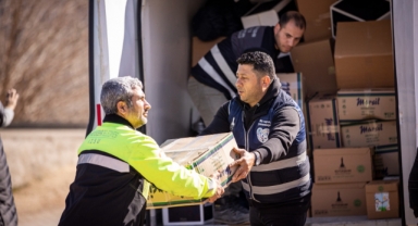 İzmir, Adıyamanlı yurttaşlarla el ele yaraları sarıyor... “Büyükşehir gelmeden önce burası kabus yeriydi”