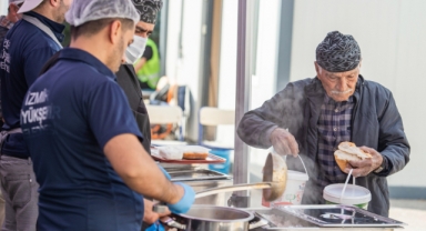 İzmir ekipleri, Osmaniye’de kapı kapı dolaşarak yardım ulaştırıyor: “Vatandaşlar bizi sahiplendi”