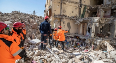 İzmir İtfaiyesi arama kurtarma çalışmalarını sürdürüyor... “Son vatandaşımızı alana kadar buradayız”