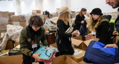 İzmirli gönüllülerin mesaisi sürüyor...Ukraynalı savaşzedelerden depremzedelere yardım eli