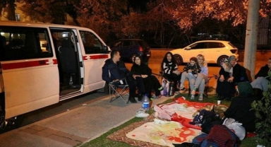 İzmirliler geceyi geceyi dışarıda geçirdi