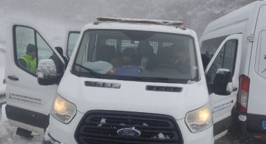 Karda mahsur kalanların imdadına Belediye ekipleri koştu