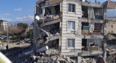 Umutlar tükenmiyor! İzmir ekipleri depremin 102. saatinde bir canı daha kurtardı