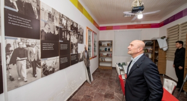 Afet bölgesinde anlamlı buluşma... Başkan Soyer usta edebiyatçıyı ölüm yıl dönümünde doğduğu köyde andı