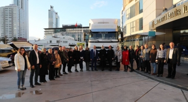 AK Parti İzmir'den ‘Sıcak Sofralar Tekrar Kurulsun Mutfak Seti’ kampanyasına destek!