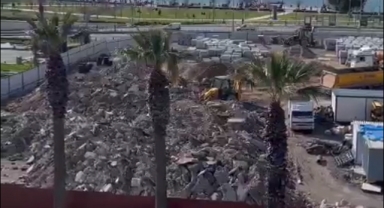 AK Partili Kaya’dan Soyer’e kentsel dönüşüm tepkisi: Daha büyükşehir binasının hafriyatını kaldıramadın!