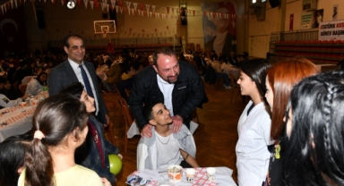 Başkan Gümrükçü dayanışma gönüllüsü gençlerle buluştu